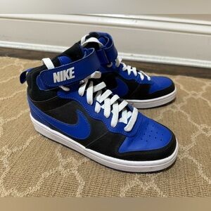 Nike mid rise youth sneaker size 5.